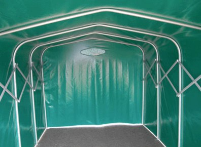 Surface spacieuse à l'intérieur de l'abri déplié en PVC pour votre camping-car